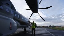 Na aviatické pouti v Hradci se zranili dva parašutisté. Jejich doskok ovlivnil silný vítr