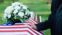Válečný veterán neměl žádnou rodinu, na jeho pohřeb přišlo 1500 cizích lidí