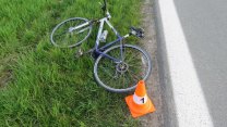Cyklista na Vysočině po střetu s osobákem zemřel. Silnici uzavřeli
