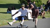 Maximální adrenalin a kolečka v ohni. Kraví horu sjeli na kancelářských židlích