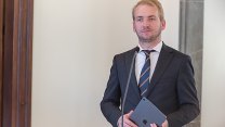 Známé tváře ve Sněmovně. Komu radí bratr závodníka Lopraise či exmluvčí Fialy
