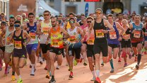 OBRAZEM: Tisíce běžců si podmanily Budějovice. Další tisíce lidí jim fandily