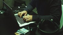 Zlákala ho reklama v televizi, a tak investoval miliony. Přišel o vše