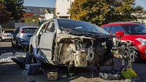 Odstranit autovraky z ulic trvá měsíce, pomáhají botičky i práce v terénu