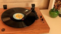Zmrtvýchvstání fyzických médií? Mladí proti systému bojují vinylem a osobitostí