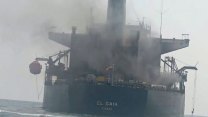 Zasažený a hořící tanker v Hormuzském průlivu musel být odtažen