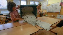 Fotka u bagru, přestřižená páska. Politici lákají voliče na viditelné úspěchy