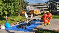 Ve skladu nemocnice v Ivančicích se rozlila žíravina, jeden člověk je zraněný