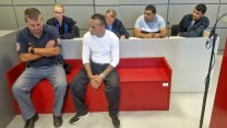 Způsobili kolaps na železnici. Soud zlodějům kabelů změnil tresty na podmínky, za mříže poslal jen jejich šéfa