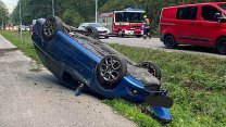 Řidič ráno převrátil auto na cyklostezku, vyvázl s lehkým zraněním