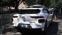 Autonomní taxi v San Franciscu uzamklo cestující s puškou