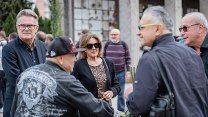 Chtěl bych, abys byl zase náš táta, vzkázal zesnulému Tesaříkovi syn ve smuteční síni