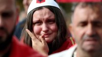 Pláč i pískot v ulicích. Kosovany rozlítil vysoký trest Thaçimu za válečné zločiny