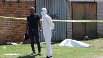 U letiště našli těla několika žen. Byly polonahé, Johannesburg obchází strach
