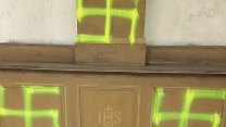 Měl nutkavou potřebu čmárat. V kostele sprejoval hákové kříže, policie ho chytila