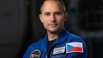 Z vesmíru se vrátím vyšší, říká astronaut Svoboda. Na ISS bere i Remkovu nášivku