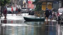 Rekordní deště zaplavily São Paulo. Lidé se ulicemi pohybují na člunech