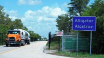 V Aligátořím Alcatrazu na Floridě drželi lidi v klecích o velikosti telefonní budky