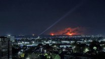Ruské rafinérie ve městech Syzraň a Saratov po útocích přestaly zpracovávat ropu
