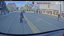 Matka s dětmi vběhla přímo před tramvaj. Dopravní podnik ukázal videa ze střetů s chodci
