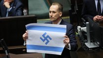 „Skandál, skandál!“ Polský poslanec vytáhl v Sejmu izraelskou vlajku se svastikou
