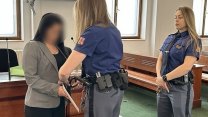 Pokusila se zabít manžela, u soudu mu posílala polibky. Žena si odsedí 10 let
