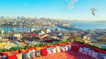 Pohledný istanbulský stánkař se stal virální senzací. Míří za ním zástupy obdivovatelů
