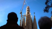 Papež požehná nejvyšší kostelní věži na světě v barcelonském chrámě Sagrada Familia