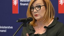 Poslanci jednají o EET. Opoziční poslankyně potěšila Schillerovou