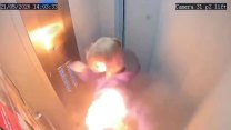 Drama ve výtahu 17patrového domu v Rusku. Ženě se v kabelce vznítila powerbanka