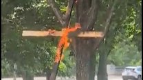 V parku v centru Chicaga se objevil hořící kříž, černochy to znepokojilo