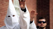 „Minulost není tak vzdálená.“ V Chicagu hořel kříž, symbol spjatý s Ku Klux Klanem