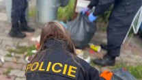 Hrůzný nález v Kynšperku. Žena po tajném porodu ukryla dítě pod prkna, řekla policie