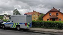 Obviněná žena z Kynšperku tajila těhotenství, po porodu novorozence zabalila do pytle a schovala pod prkna
