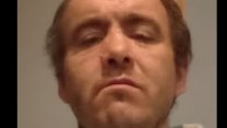 „Zranitelný“ a hluchý na jedno ucho. Sousedé popsali muže, kterému chtěl migrant v Belfastu uříznout hlavu