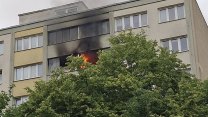 Požár balkónu kvůli cigaretě. V nemocnici skončili tři lidé