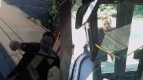 Muž ověšený zavazadly se chtěl rvát s řidičem MHD v Praze, rány nakonec schytal autobus