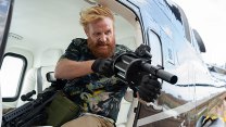 RECENZE: Kdysi jiskřivý Guy Ritchie skončil v opravdové Šedé zóně akčního žánru