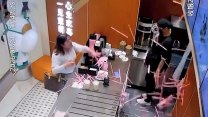 Rozzuřená zákaznice v Číně házela po obsluze fast foodu plastová brčka. Konflikt zachytila kamera
