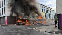 Krvavý útok v Belfastu: Muže zachránil stěhovák, Súdánce zastavil synovou pálkou