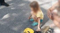 „Ale to není moje školka.“ Strážníci pomáhali ztracené holčičce v Pardubicích