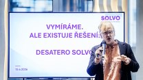 Do důchodu v 72 letech, více peněz pro rodiny. Institut radí, jak na stárnoucí Česko