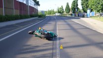 Motorkář v Karlových Varech srazil chodce. Policie hledá svědky