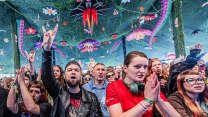 Navzdory dešti. Na Rock for People míří tisíce fanoušků, udeří Gorillaz