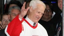 Dnes nevídaná výdrž. Mr. Hockey hrál profesionálně v šesti dekádách