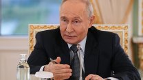Putin vylezl z úkrytu, křísí svou popularitu. Ale do regionů se stále neodvažuje
