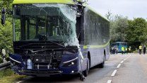 V Bavorsku boural autobus se školáky, jeden z nich nehodu nepřežil