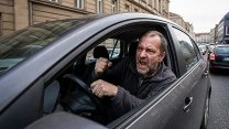 Jak to vidí čeští řidiči? Vytroubit a zmlátit! Každý pátý se lepí na kufr, jiní se chtějí bít