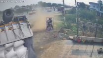 Náklaďák se převrátil do cesty motorkáři. K tragédii chyběly centimetry, zachytila kamera