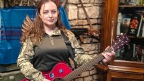 Ukrajinská vojačka léčí kolegy nečekaným způsobem. Popsala největší problém na frontě